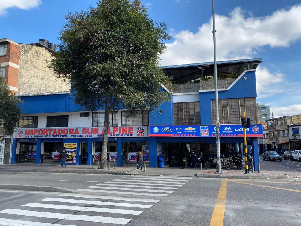 Fachada de Importadora Sur Alpine en el barrio Restrepo